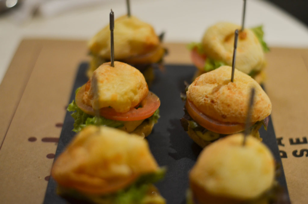 mini hamburguer de pao de queijo base restaurante