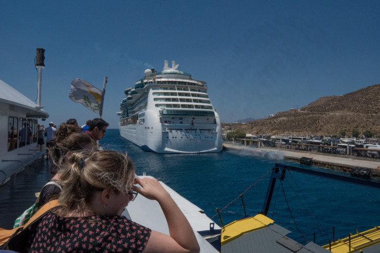 Como chegar em Santorini: ferry ou avião, qual a melhor opção?