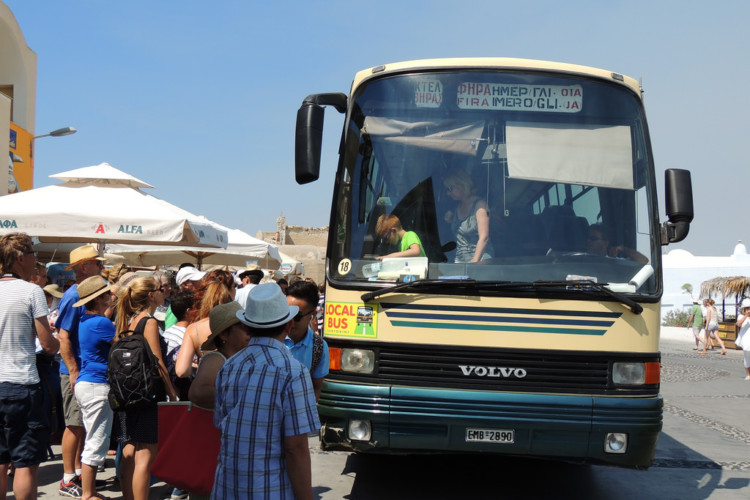 Ônibus em Santorini: como se locomover com transporte público na cidade?